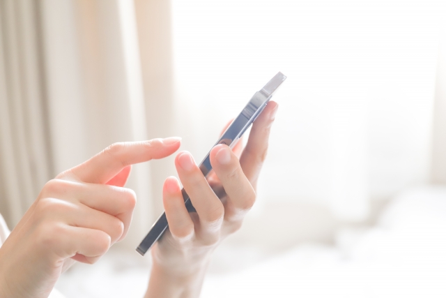 子宮筋腫の治療についてスマホで検索する手元