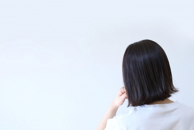 子宮筋腫の治療について一人で考え、自分の希望を整理する女性