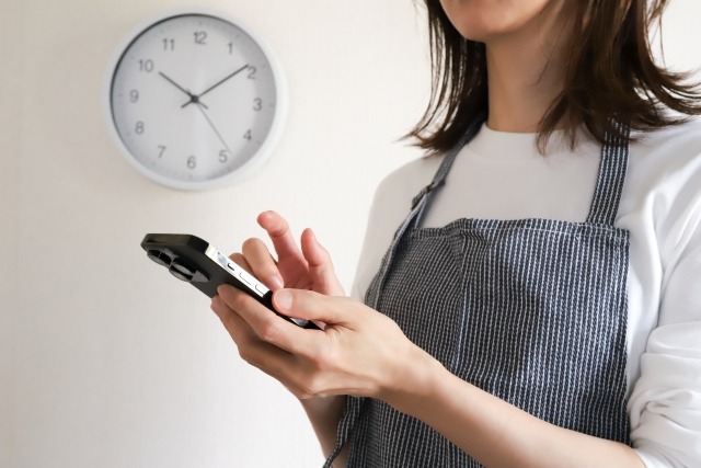 子宮筋腫についてスマホで調べながら、これからの治療を考える女性